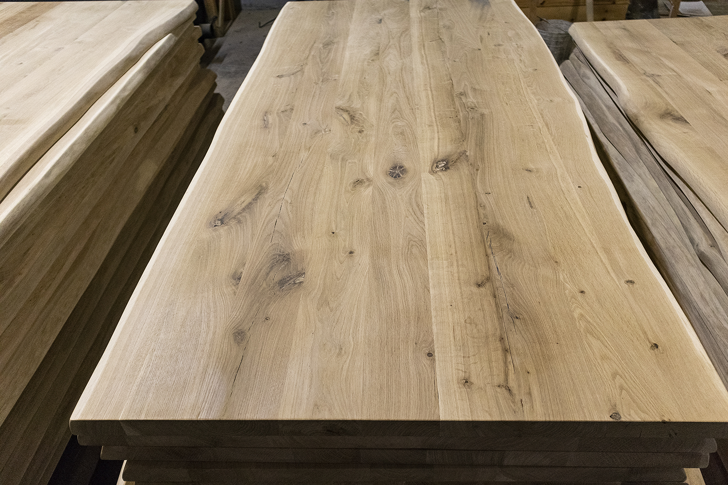 Piano tavolo in rovere con il bordo del tronco sui due lati lunghi.  Spessore 40 mm. – CasaDiRovere